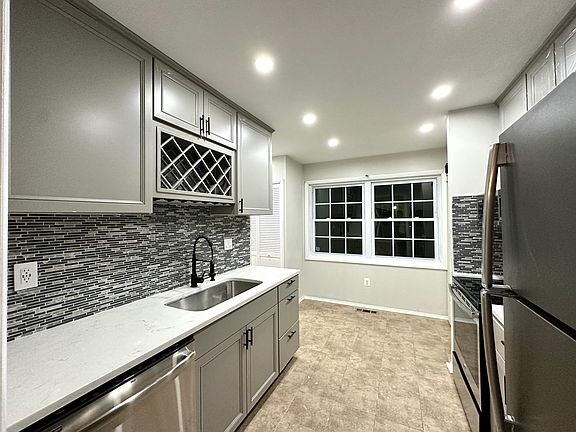 3rd image of 1585 Forest Hill Ct