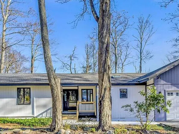 1135 Seven Nations Dr, Tobyhanna, PA 18466