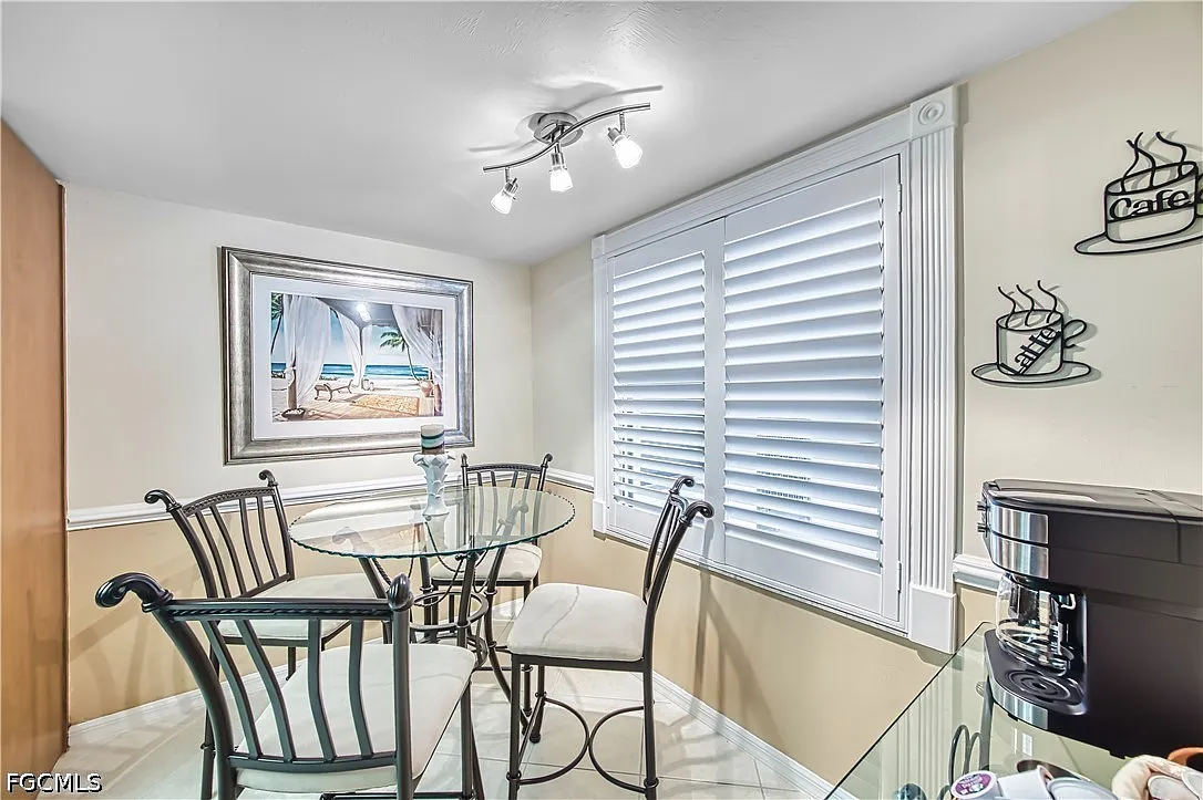 2 bed, 2.0 bath, 1069 sqft, $4,750 — Photo 2