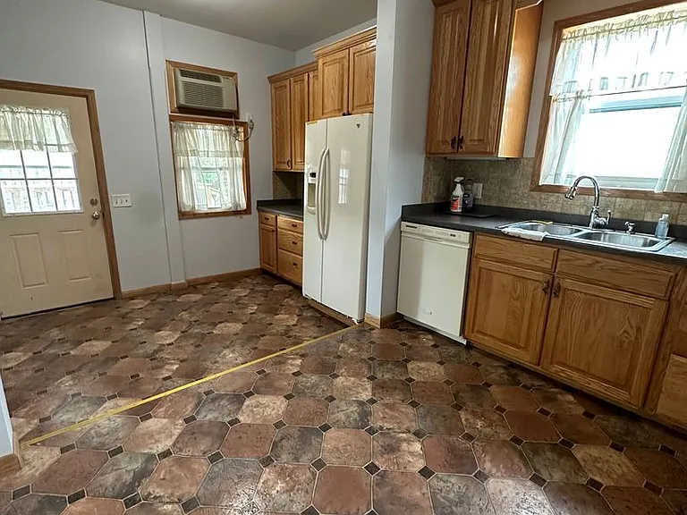 419 E Washington St — Photo 14