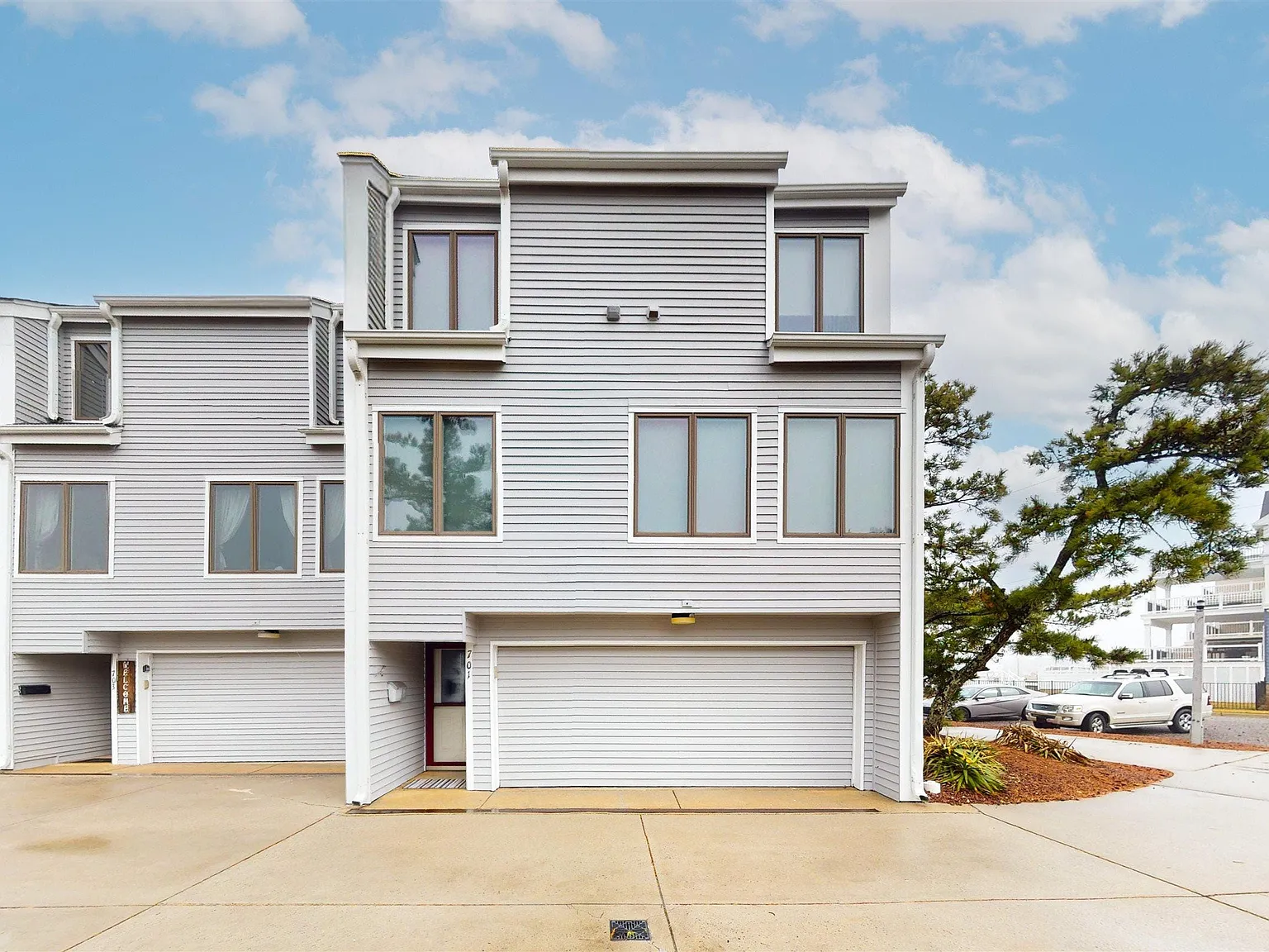 4 bed, 2.5 bath, $5,000 — Photo 1