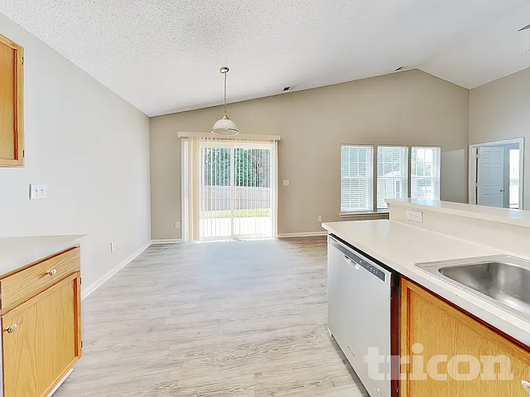 115 Markham Dr — Photo 6