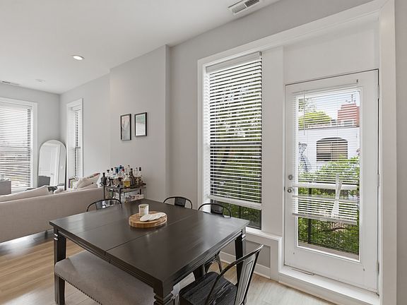4th image of 3000-02 N Sheffield Ave #2S