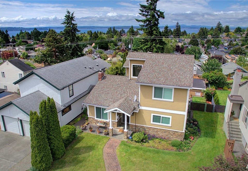 Fully renovated home in 2010, this home offers beautiful westerly view of Puget Sound and Olympic range, and just a short walk to the thriving Alaska Junction, 85 walk score!!