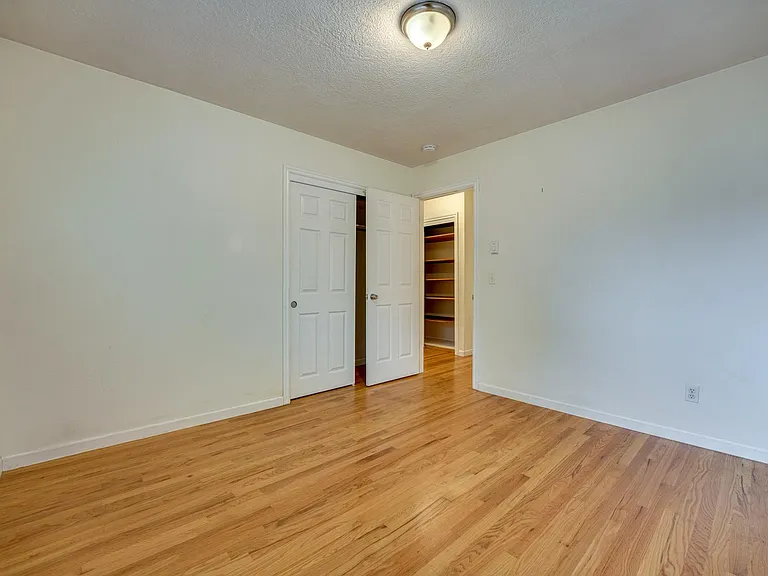 Bedroom B, picture 2