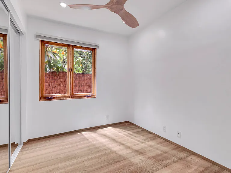 1138 1/2 Poinsettia Pl — Photo 13