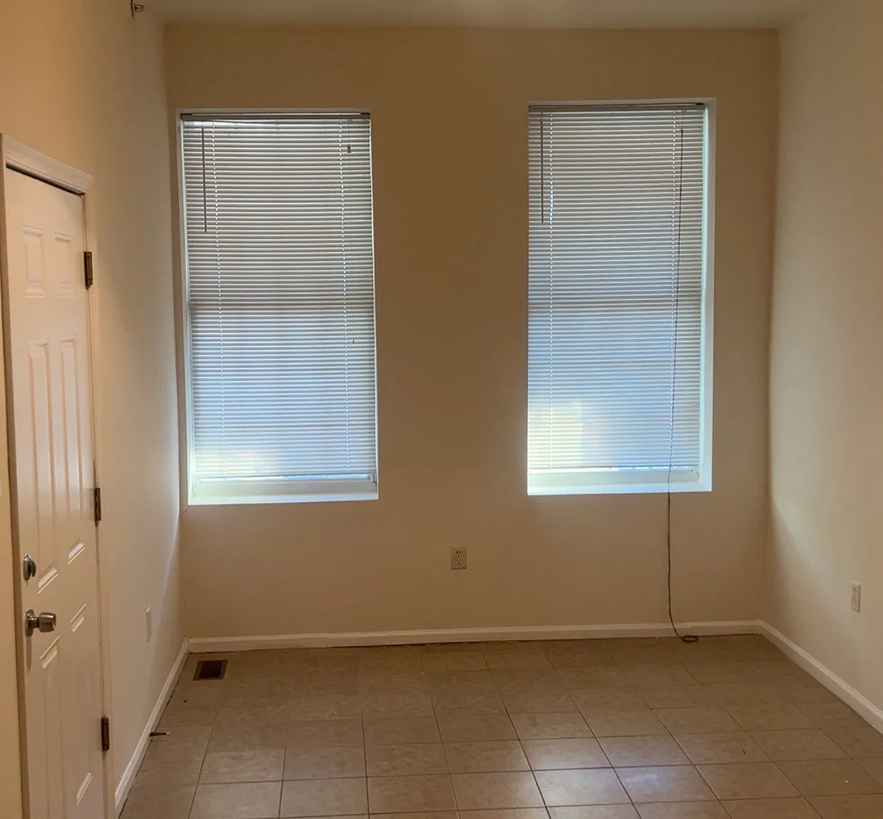 3 bed, 900 sqft, $1,500 — Photo 2