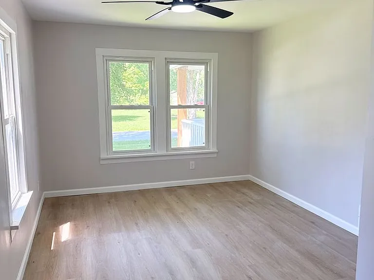 4748 Warnock Ave — Photo 8