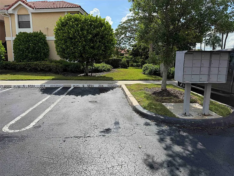 5701 Riverside Dr #204B6 — Photo 2