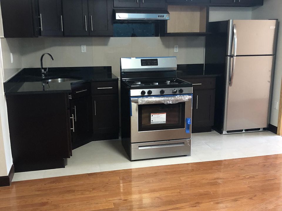 Brand New Stainless steel Appliances, Eat-in-Kitchen