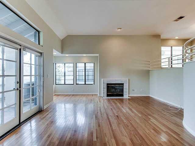Great natural lighting - Living Area