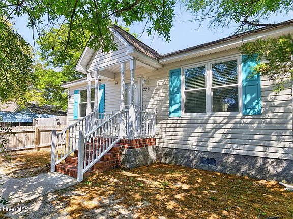 3rd image of 220 NE 33rd Street