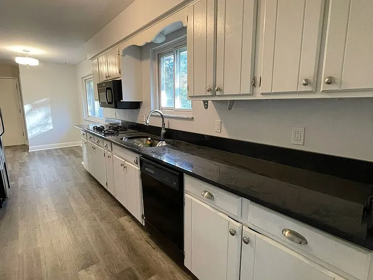 3212 Charing Cross Rd — Photo 28