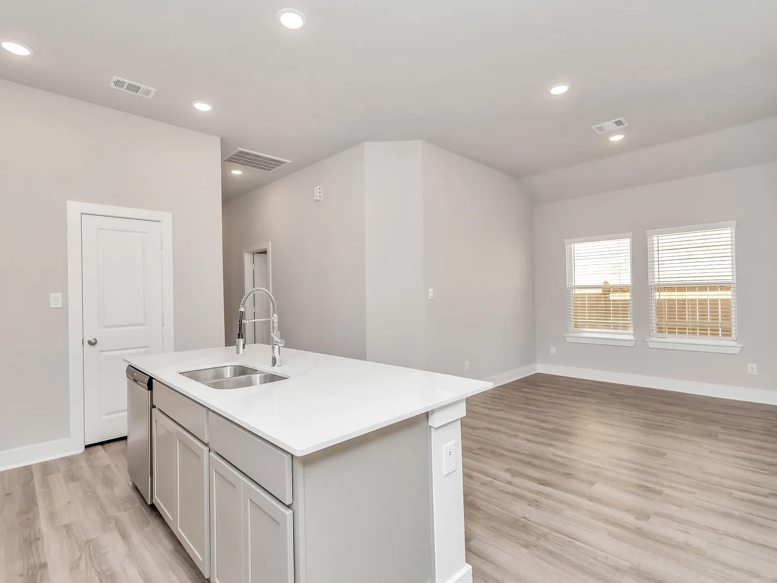 4 bed, 2.0 bath, 1596 sqft, $2,699 — Photo 4