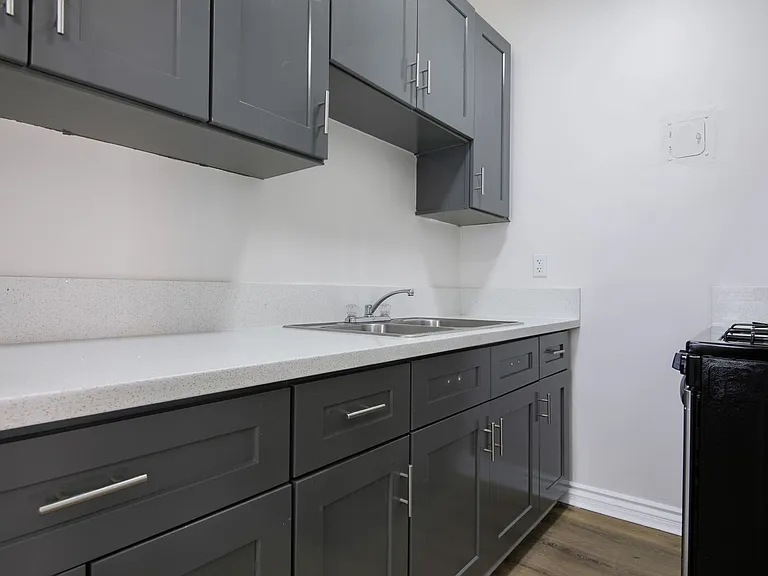Beautiful Newly Renovated Apartment in Koreatown — Photo 10