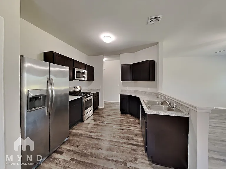 1716 Lanesboro Dr — Photo 2