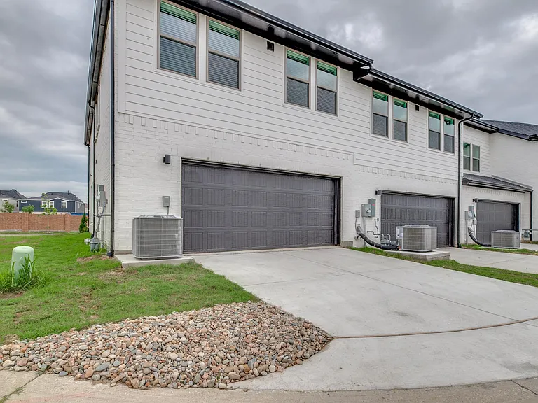 7613 Reis Ln — Photo 24