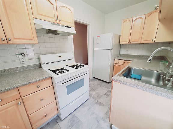 2nd image of 122 Woodside Grn APT 3
