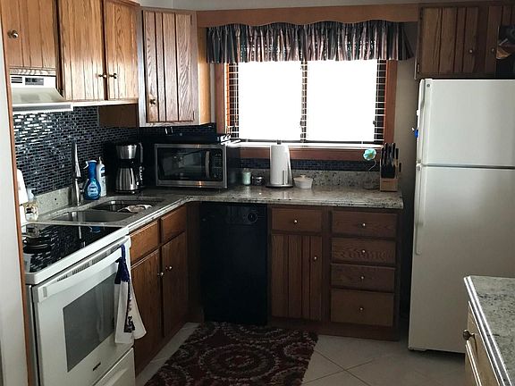 5th image of 938 Iroquois Ave