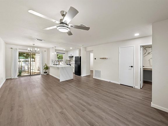 2nd image of 7 Hasting Oak Ct