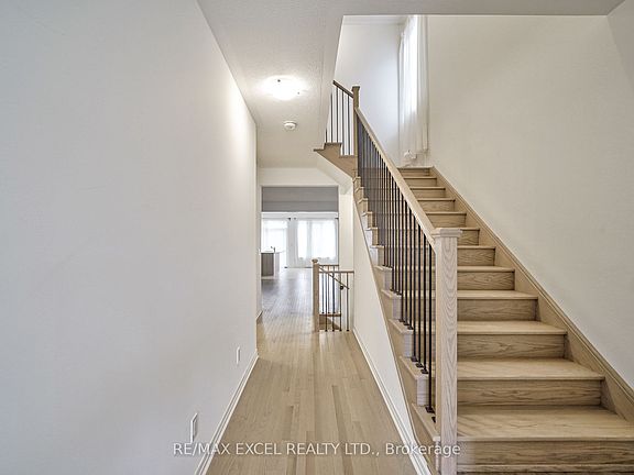 3rd image of 26 Deer Ridge Cres