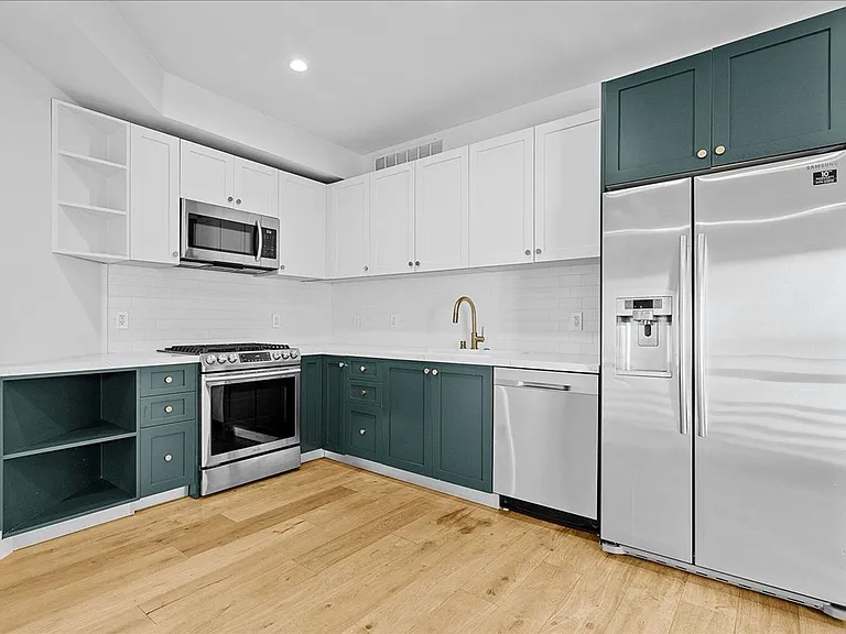 135 N Doheny Dr #202 — Photo 6
