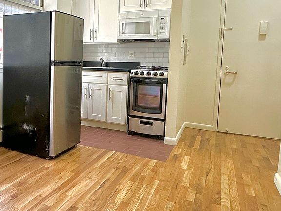 3rd image of 424 W 53rd St #1A