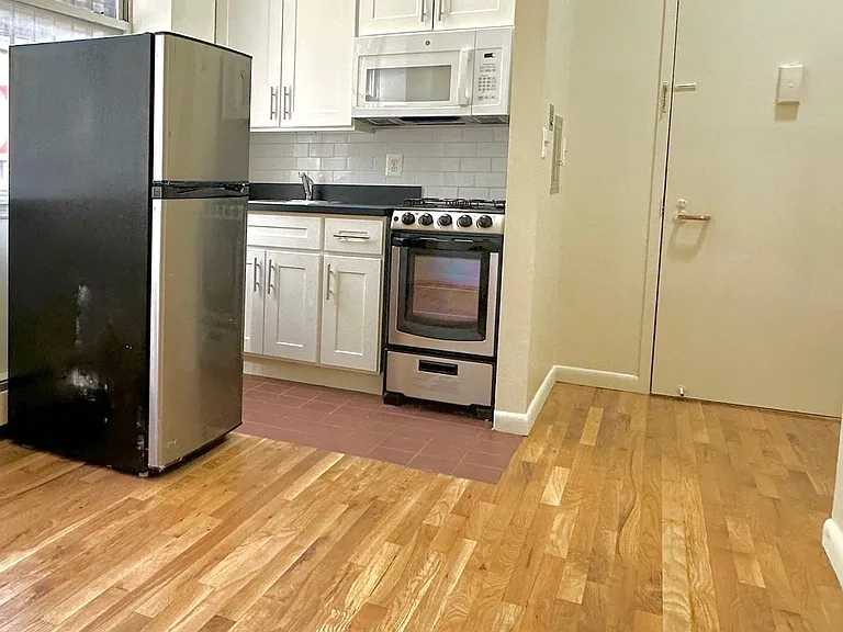 424 W 53rd St #1A — Photo 3