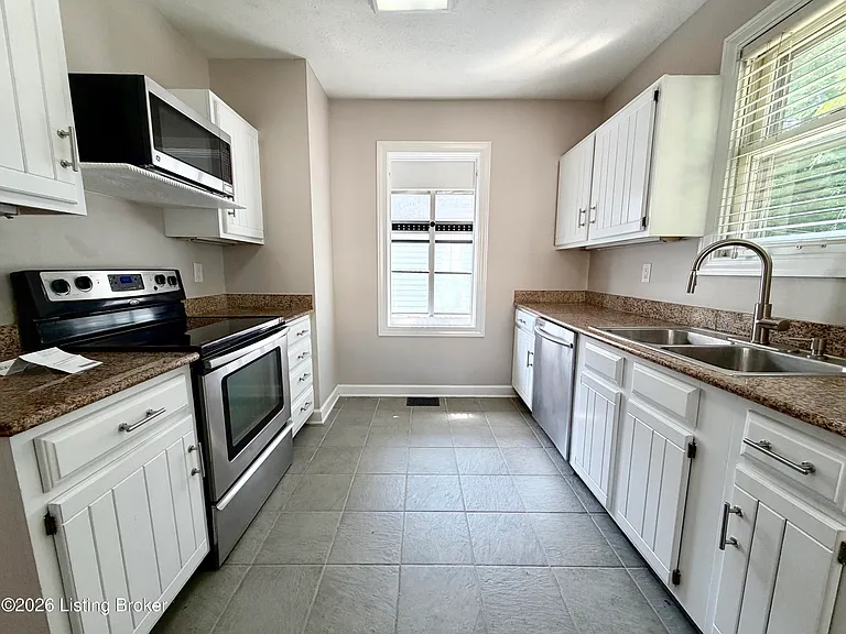 1104 Barret Ave — Photo 4