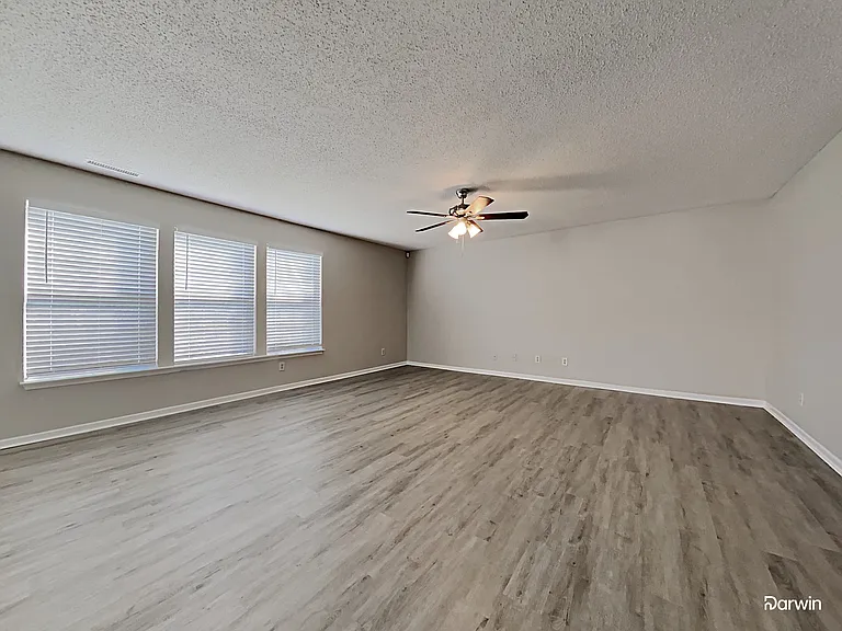 1933 Southernwood Ln — Photo 11