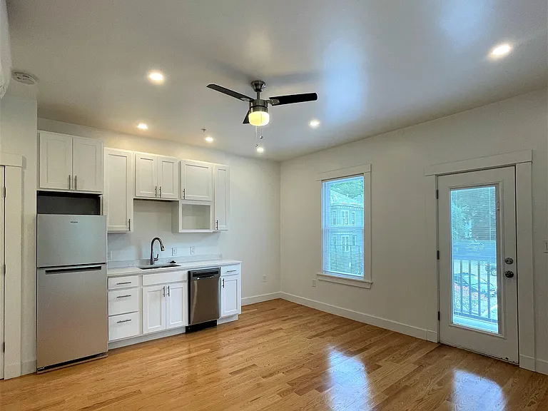 31 Green St #7 — Photo 6
