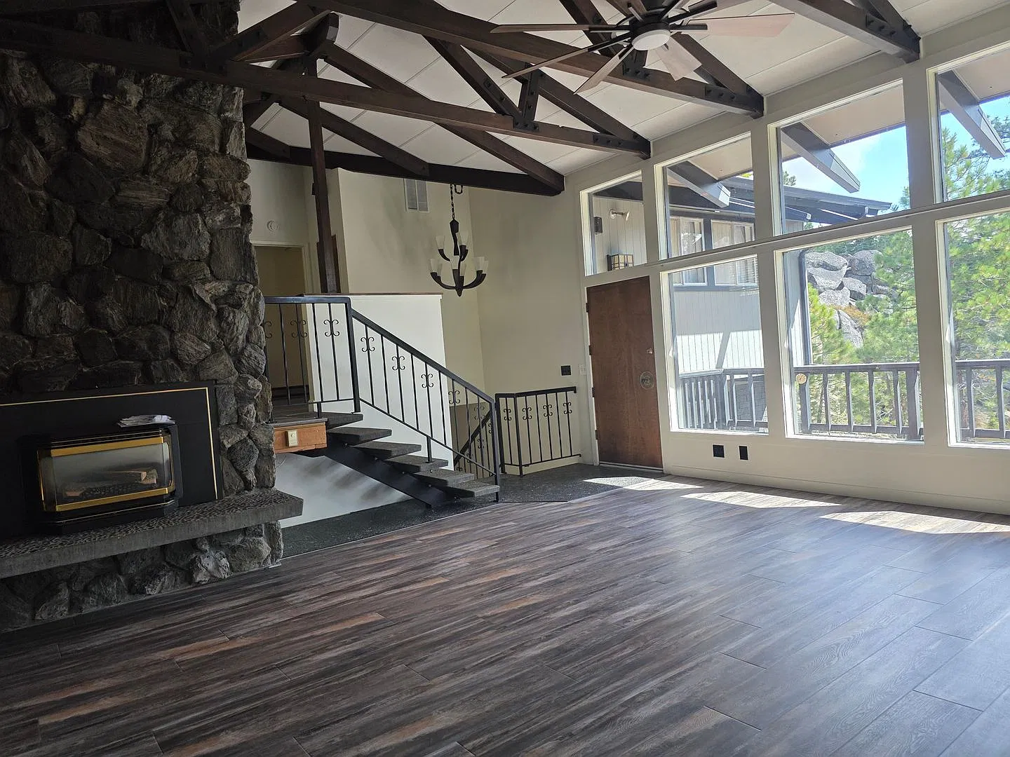 Close to Ski Lifts, Gambling and Lake Tahoe Beaches — Photo 4