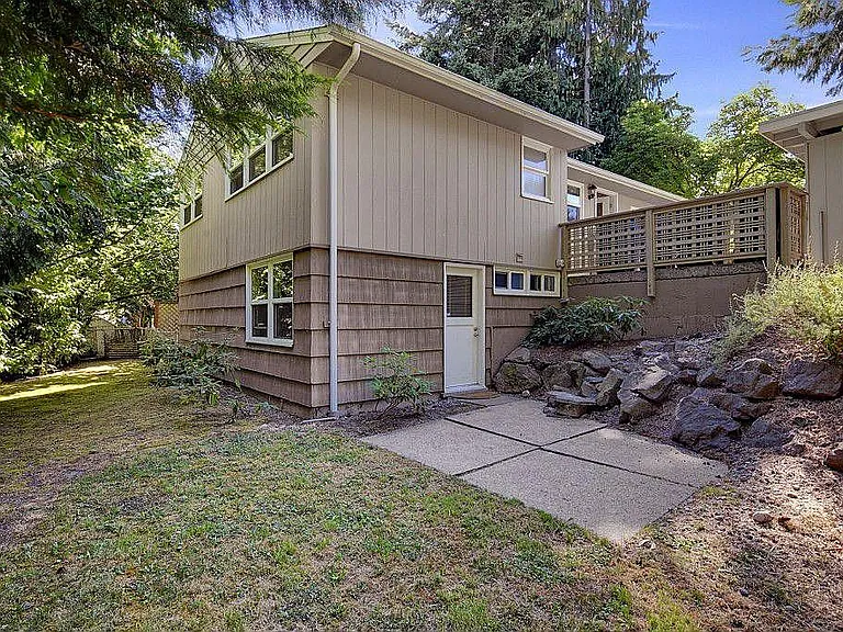 204 111th Ave SE — Photo 10