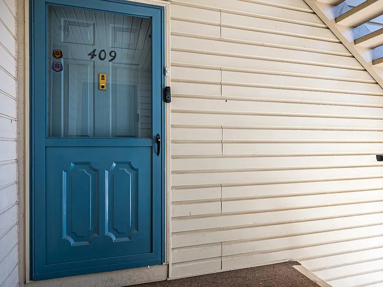 409 Lancaster Ct — Photo 2