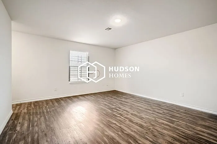 3 bed, 2.0 bath, 1028 sqft, $899 — Photo 4