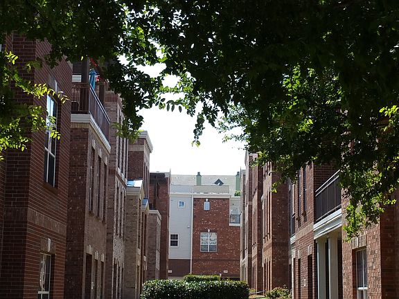 Front view/green space