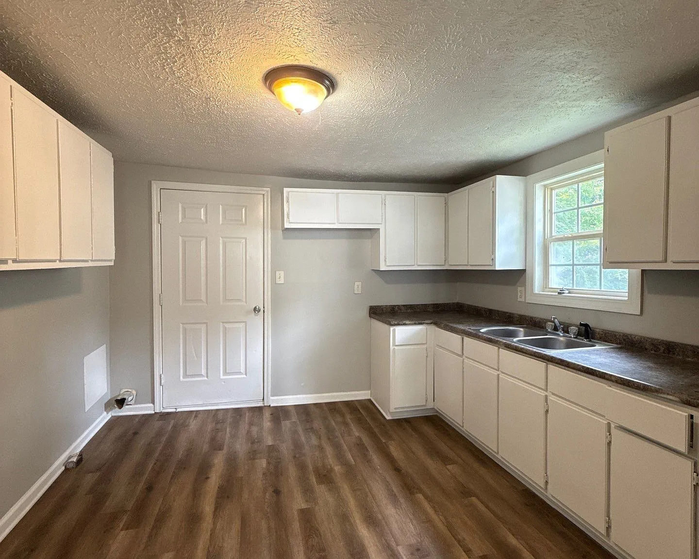 929 Scott St — Photo 3