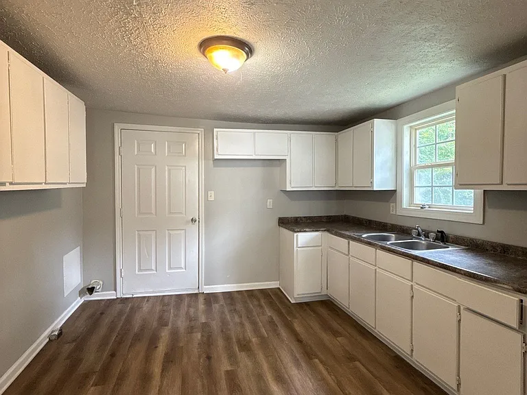 929 Scott St — Photo 3