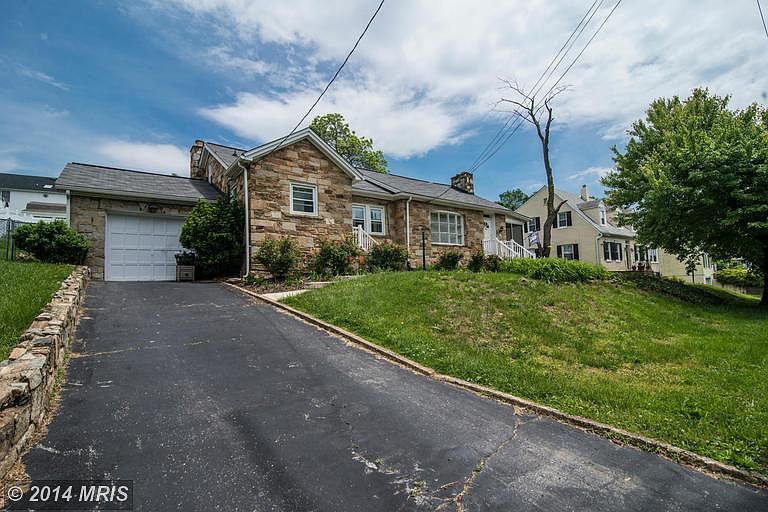 2nd image of 1823 Clarke Blvd