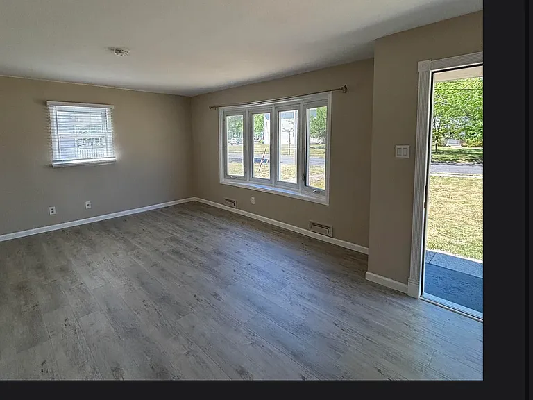 11 Oxford Dr — Photo 3