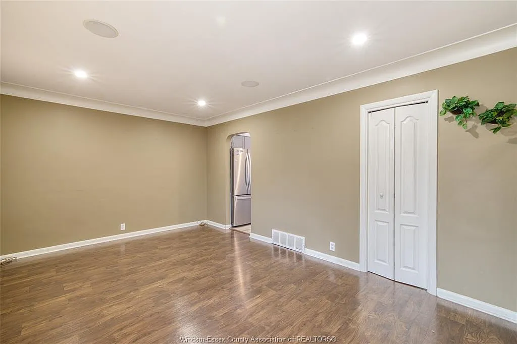 4 bed, $2,400 — Photo 4