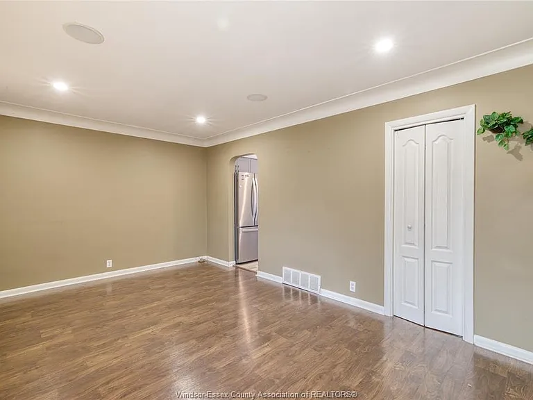 3858 Hillcrest Blvd — Photo 4