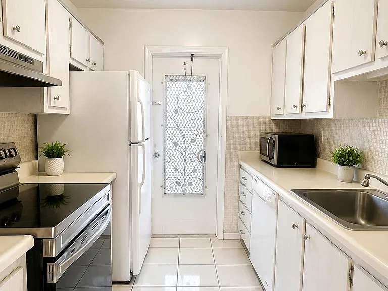 2200 Diana Dr #410 — Photo 2