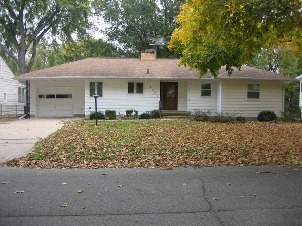 2223 W 8th St, Waterloo, IA 50702