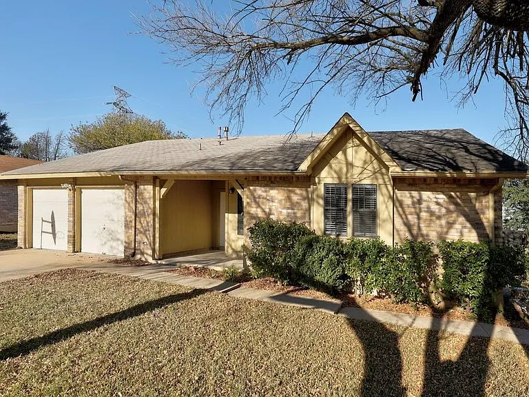 1214 Doonesbury Dr — Photo 2