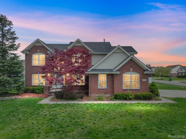 25941 Coyote Dr, Brownstown, MI 48134