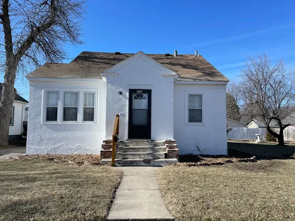 609 9th St, Worthington, MN 56187