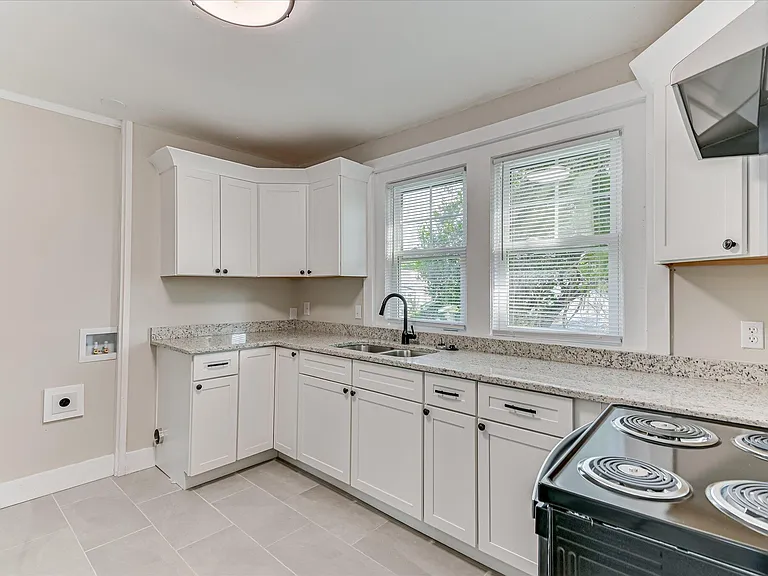327 Meridian Ave — Photo 10