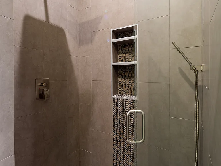 Bed 6 : Lower level 2 queen bedroom - Private shower with door that divides off sink area