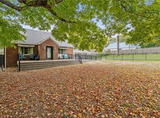 1716 Brodhead Rd, Coraopolis, PA 15108